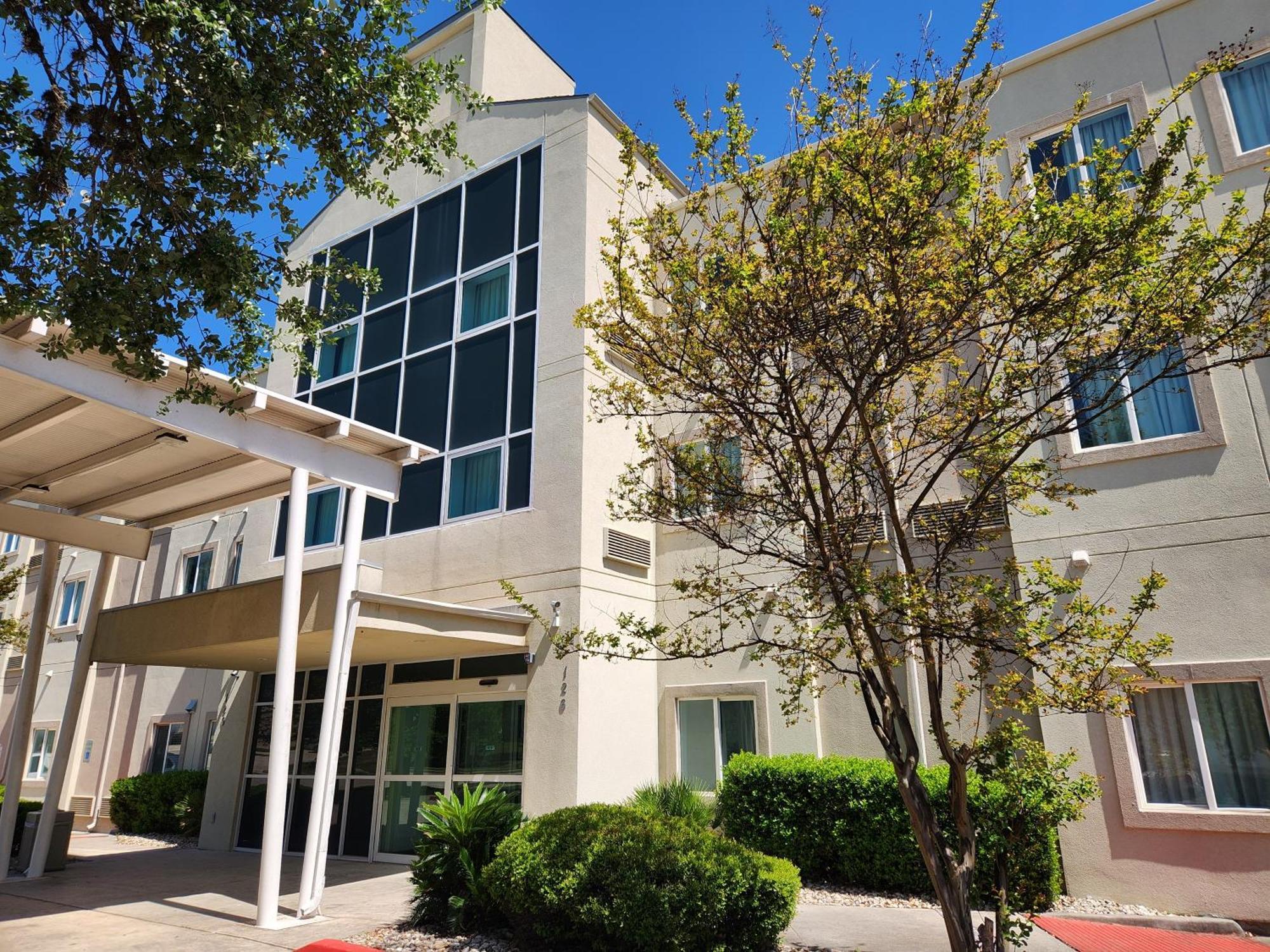 Baymont By Wyndham San Antonio Airport Hotel Exterior photo