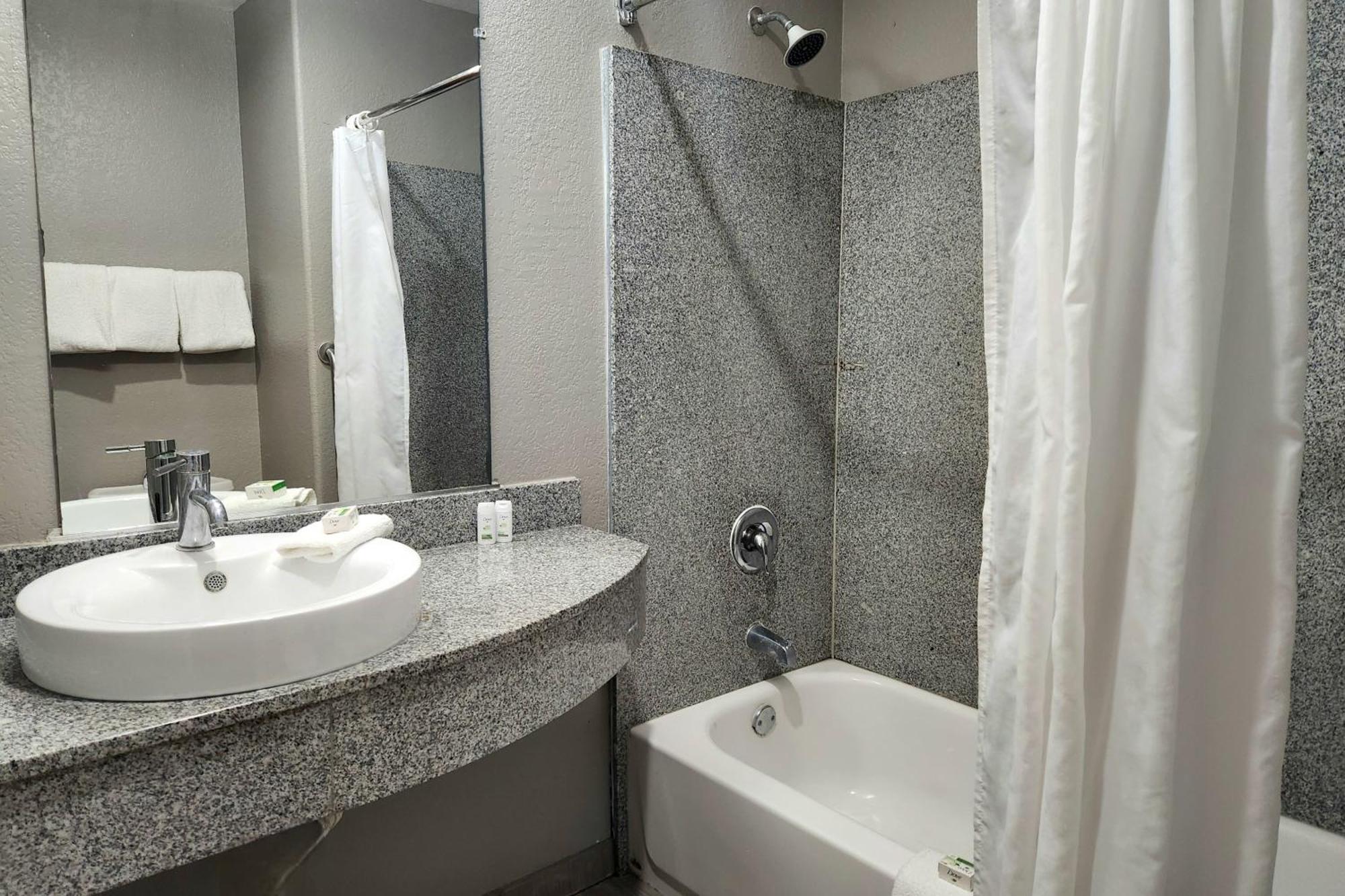 Baymont By Wyndham San Antonio Airport Hotel Exterior photo