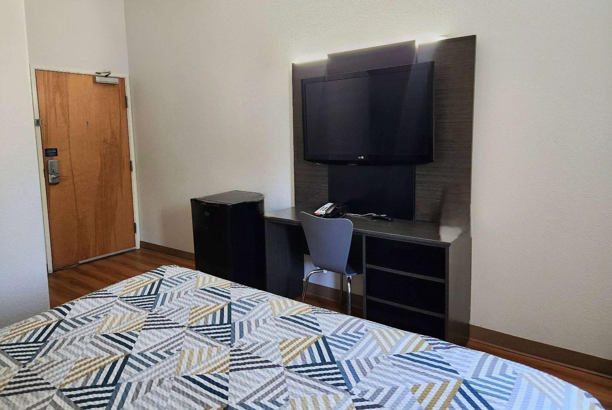 Baymont By Wyndham San Antonio Airport Hotel Exterior photo