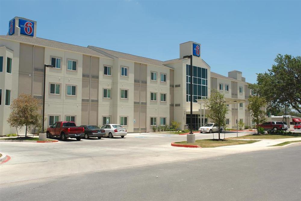 Baymont By Wyndham San Antonio Airport Hotel Exterior photo