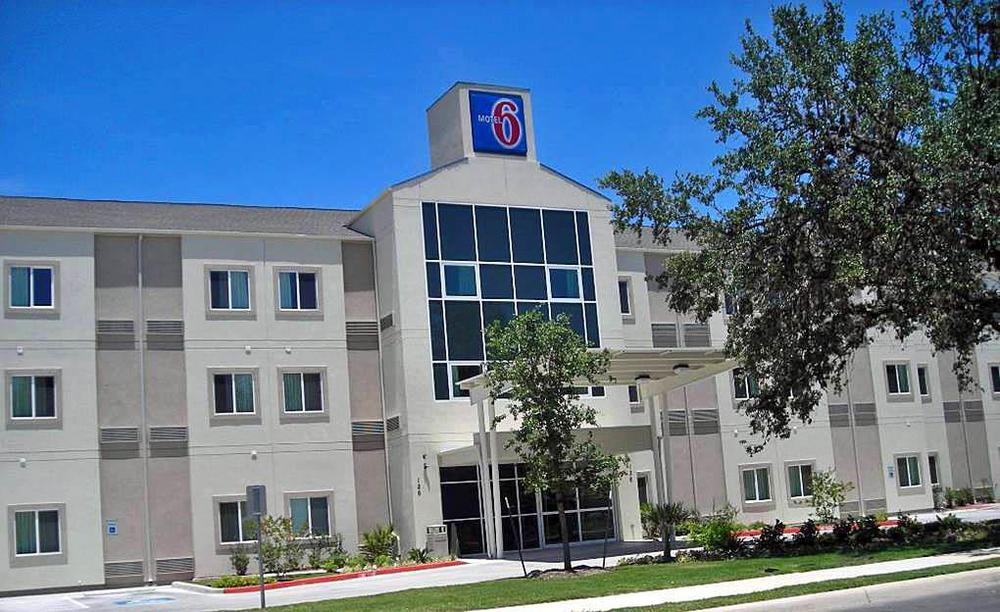 Baymont By Wyndham San Antonio Airport Hotel Exterior photo